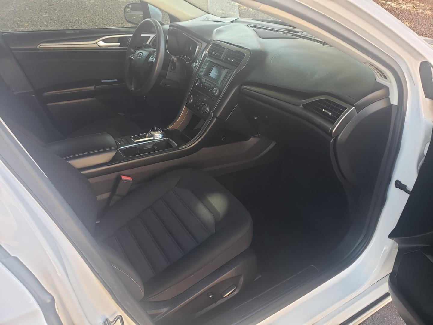 2017 WHITE /black Ford Fusion Hybrid SE hybrid (3FA6P0LUXHR) with an 2.4L L4 DOHC 16V engine, 6-Speed Automatic transmission, located at 323 E Dunlap Ave., Phoenix, AZ, 85020, (602) 331-9000, 33.567677, -112.069000 - Photo#13